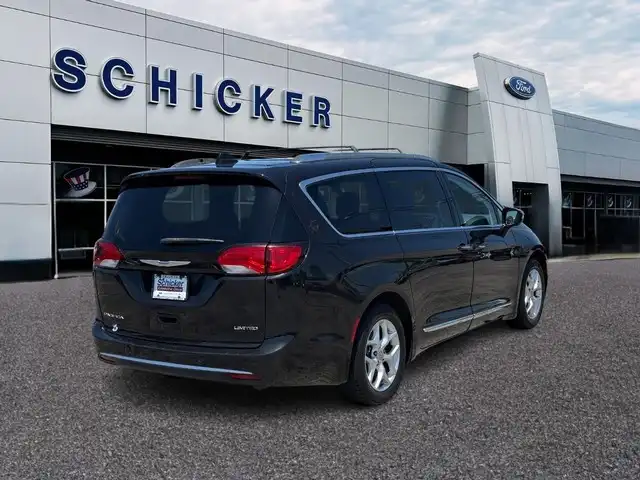 2020 Chrysler Pacifica Limited's photo