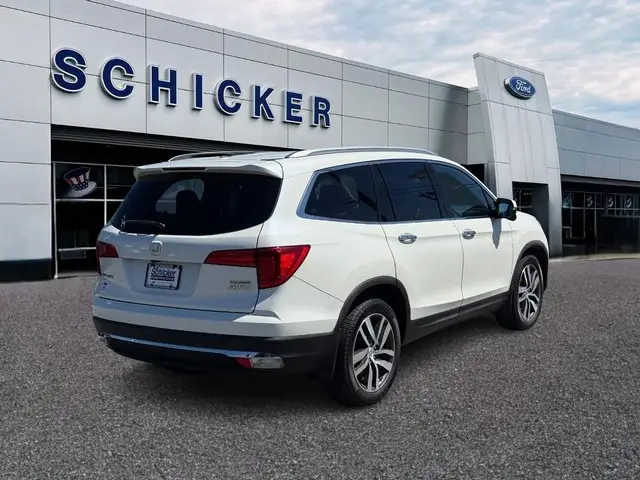 2017 Honda Pilot 4WD Touring photo 1