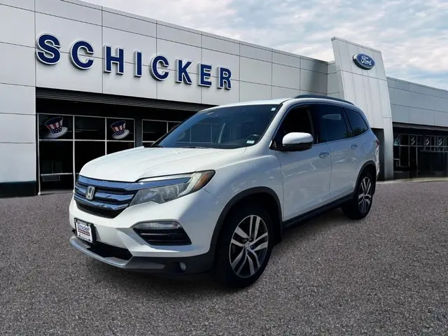 2017 Honda Pilot 4WD Touring photo 3
