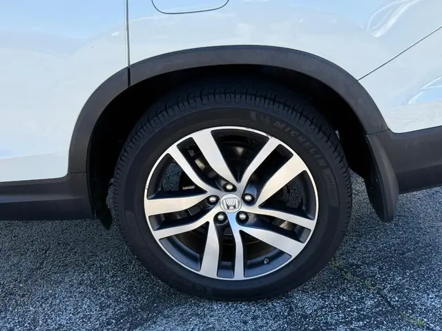 2017 Honda Pilot 4WD Touring photo 5