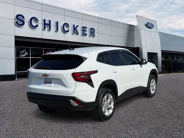 2025 Chevrolet Trax LS's photo