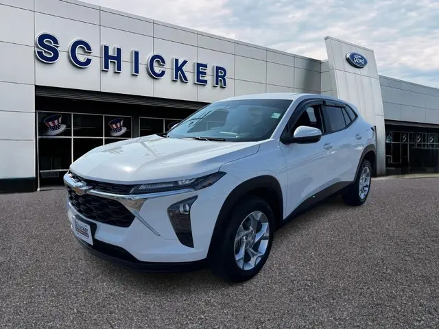 2025 Chevrolet Trax LS photo 3