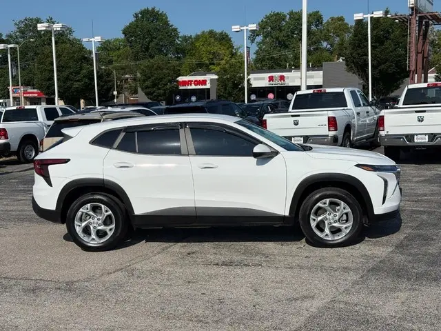 2025 Chevrolet Trax LS photo 4