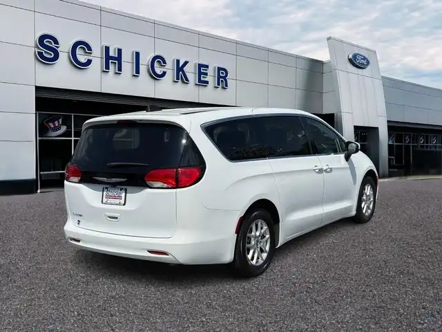 2022 Chrysler Voyager LX's photo