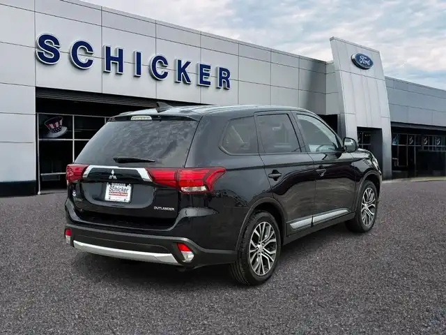 2018 Mitsubishi Outlander SE FWD's photo