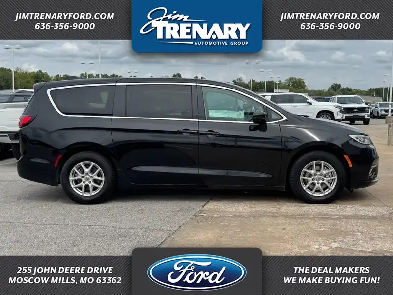 2024 Chrysler Pacifica Touring L's photo