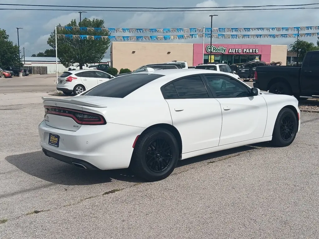 2017 Dodge Charger SXT photo 3