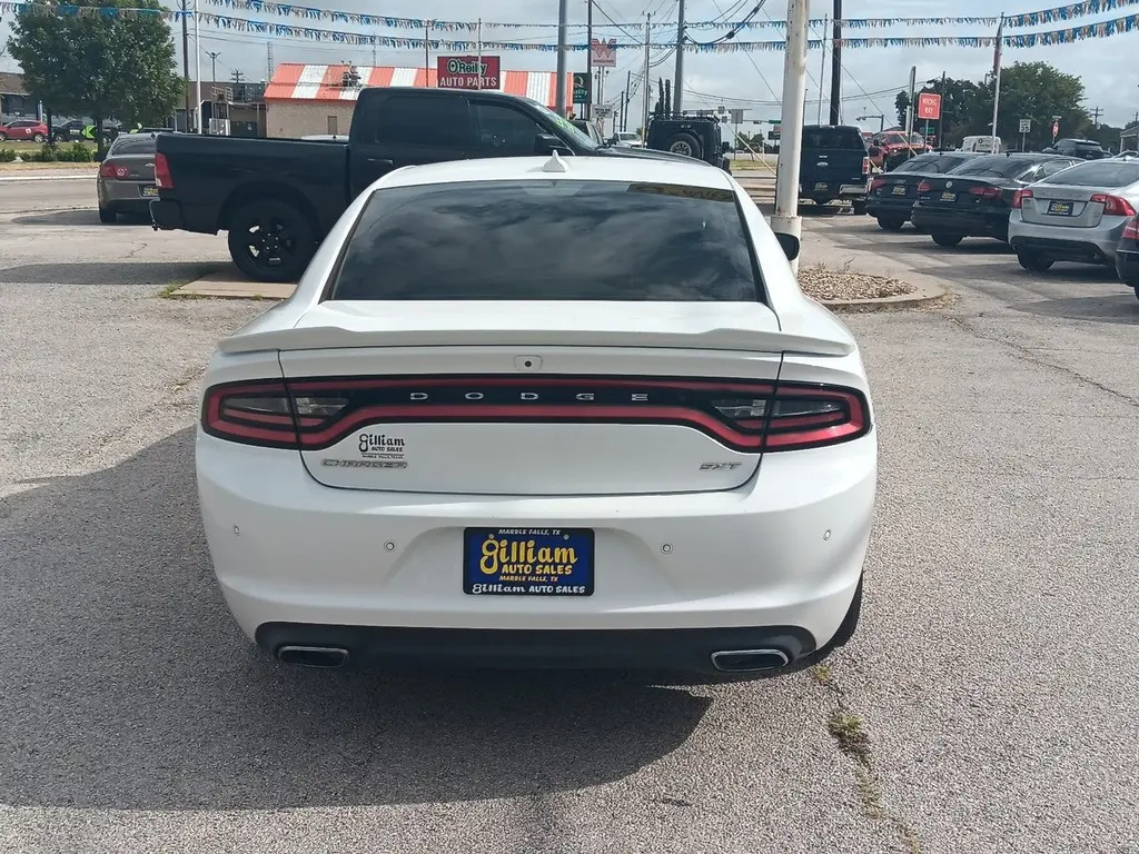 2017 Dodge Charger SXT photo 4