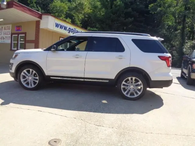 2017 Ford Explorer XLT 4WD photo 3