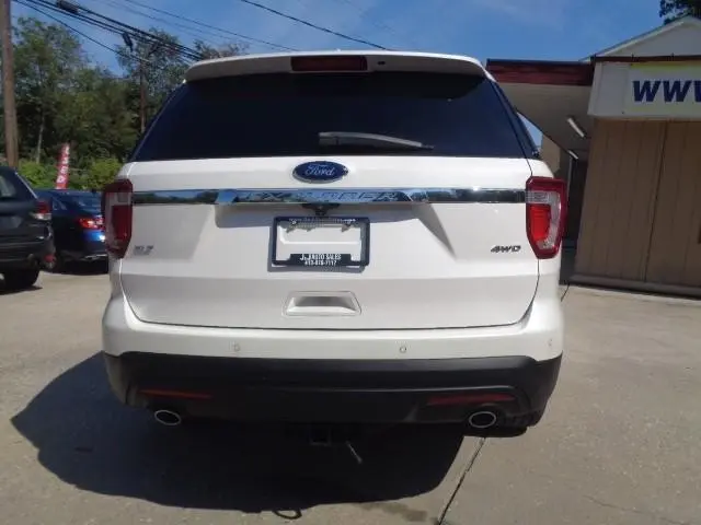 2017 Ford Explorer XLT 4WD photo 4