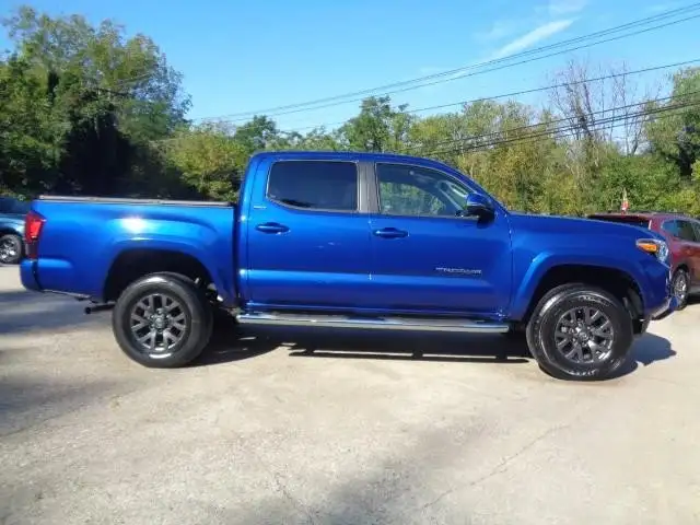 2023 Toyota Tacoma SR5 Double Cab 4WD V6 Auto Short Bed's photo