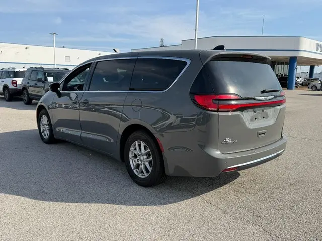2025 Chrysler Pacifica Select photo 3