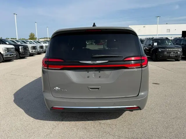 2025 Chrysler Pacifica Select photo 4