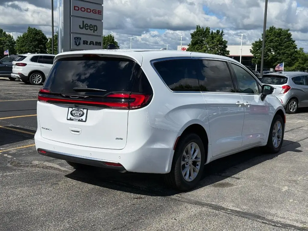 2027 Chrysler Pacifica Select AWD photo 3