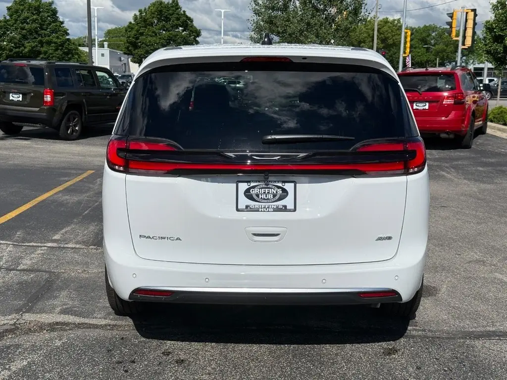 2027 Chrysler Pacifica Select AWD photo 4