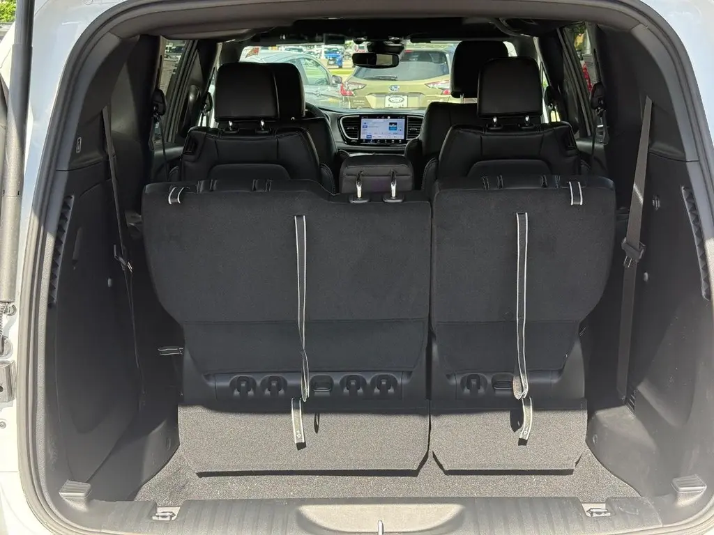 2027 Chrysler Pacifica Select AWD photo 5