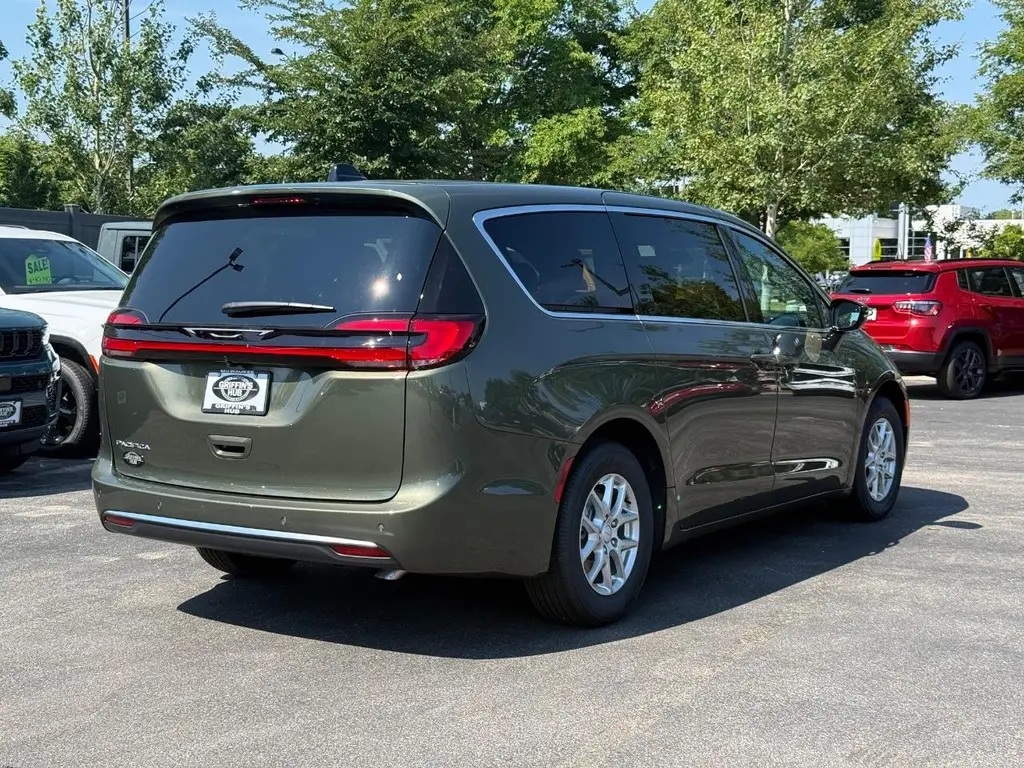2027 Chrysler Pacifica Select photo 3
