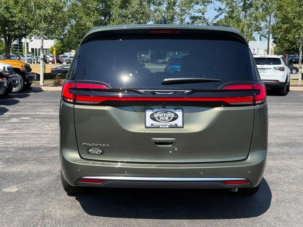 2027 Chrysler Pacifica Select photo 4