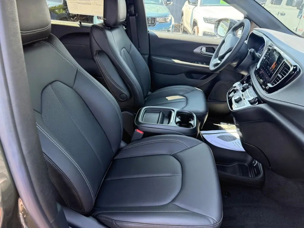 2027 Chrysler Pacifica Select photo 5