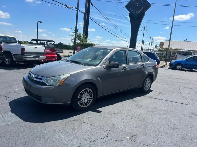 2010 Ford Focus SE photo 1