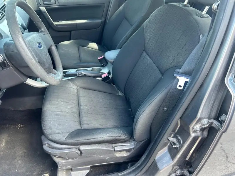 2010 Ford Focus SE photo 3