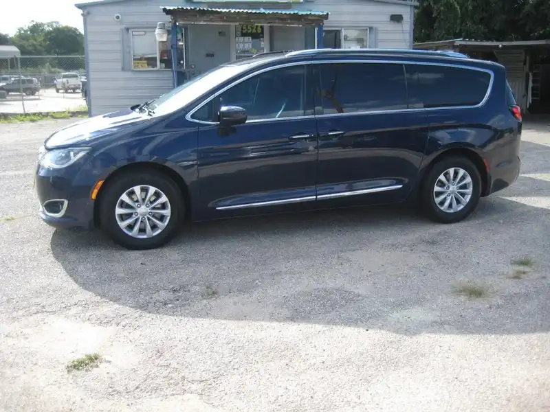 2019 Chrysler Pacifica Touring L's photo