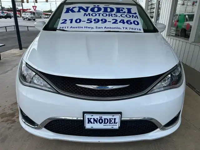 2018 Chrysler Pacifica Touring Plus's photo