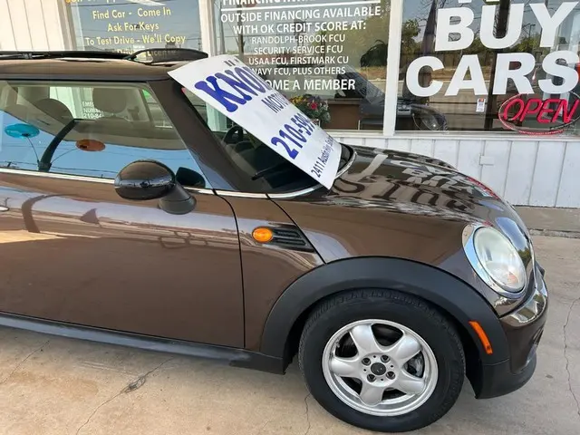 2011 MINI Cooper Base photo 3