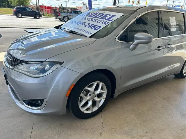 2018 Chrysler Pacifica Touring Plus photo 4