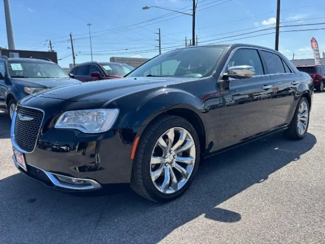 2017 Chrysler 300 C photo 3