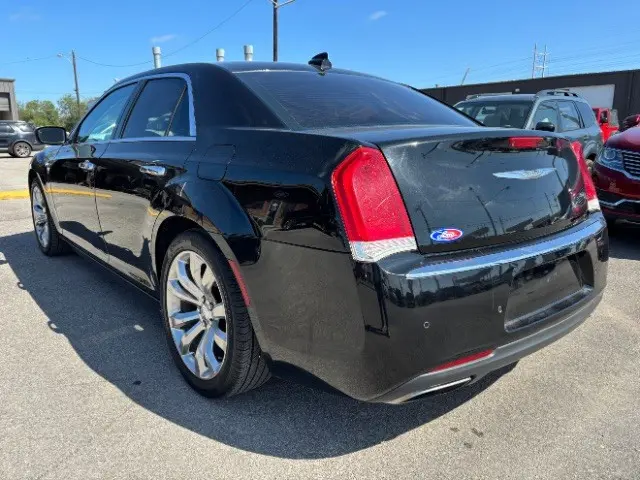 2017 Chrysler 300 C photo 4