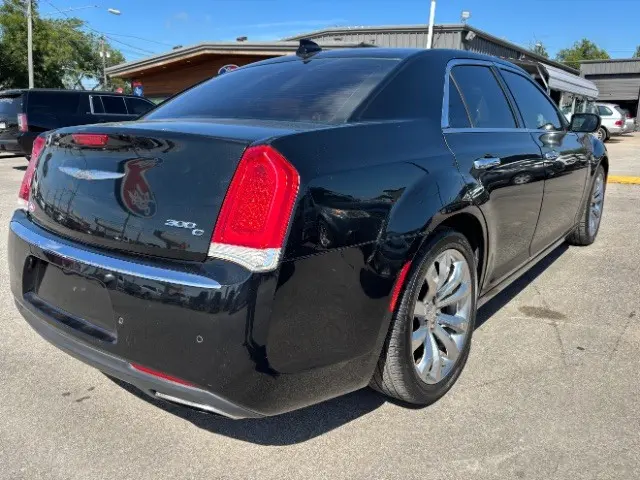 2017 Chrysler 300 C photo 5