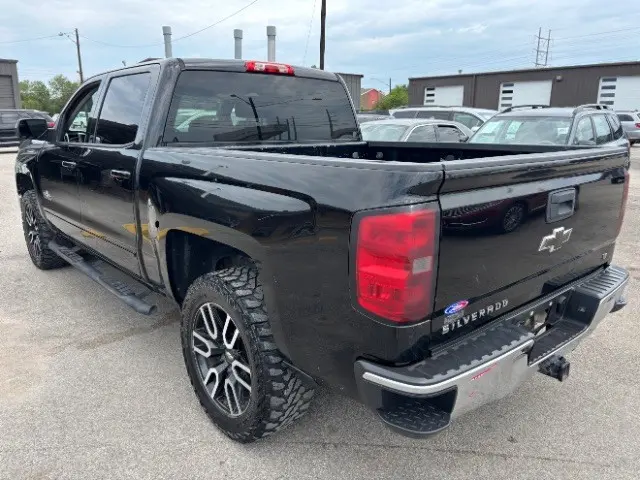 2015 Chevrolet Silverado 1500 LT Crew Cab Short Box photo 4