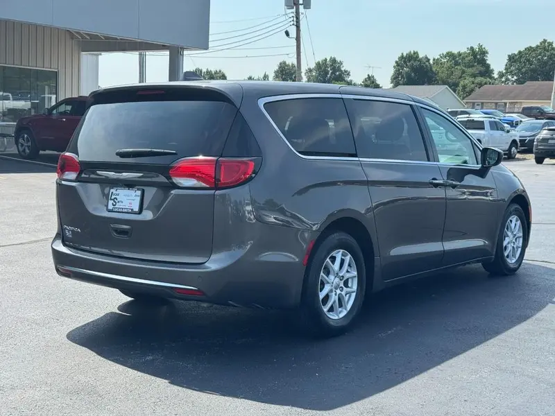 2017 Chrysler Pacifica Touring Plus photo 3