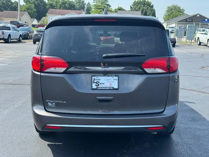 2017 Chrysler Pacifica Touring Plus photo 4