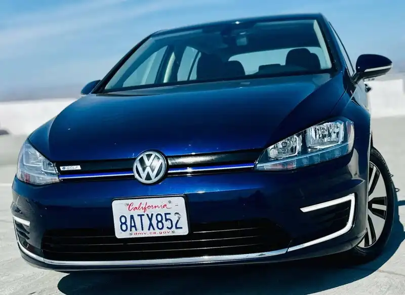 2017 Volkswagen e-Golf SE's photo
