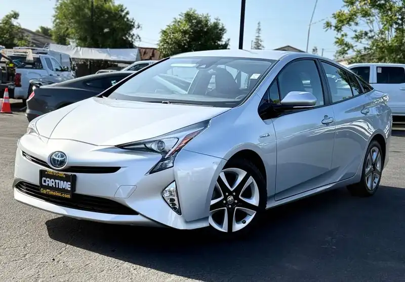 2016 Toyota Prius Three's photo