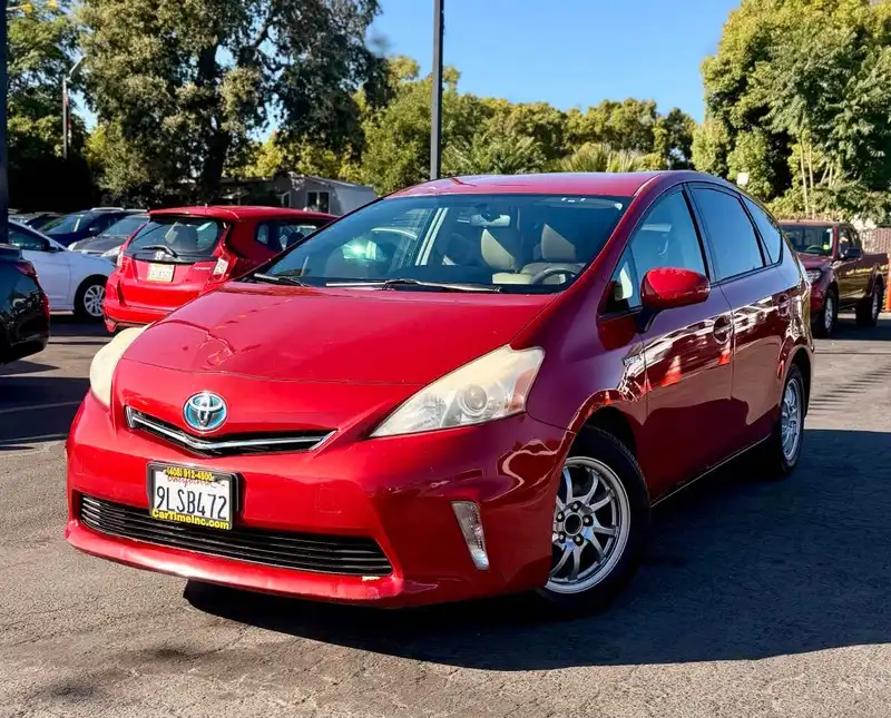 2012 Toyota Prius v Three's photo