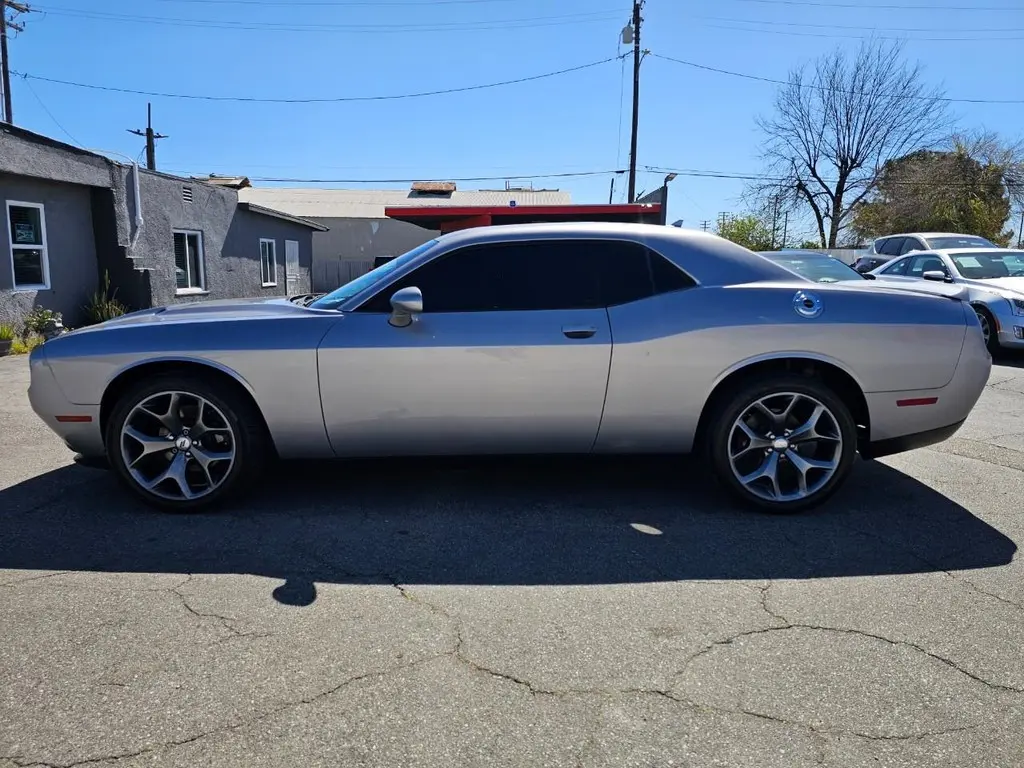 2015 Dodge Challenger SXT Plus photo 3