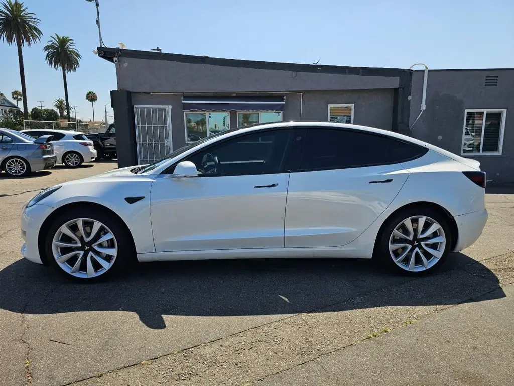 2020 Tesla Model 3 Standard Range Plus photo 3
