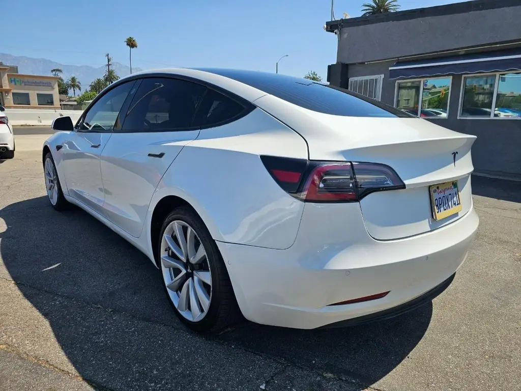 2020 Tesla Model 3 Standard Range Plus photo 4
