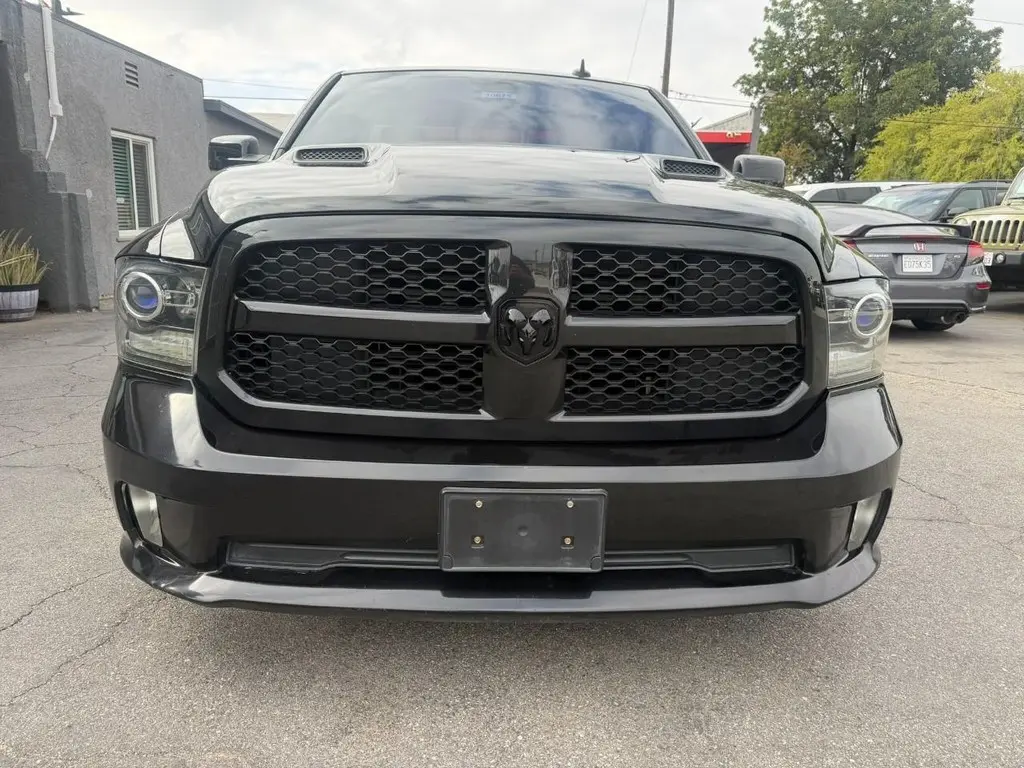2017 RAM 1500 Night Regular Cab 6'4 photo 3