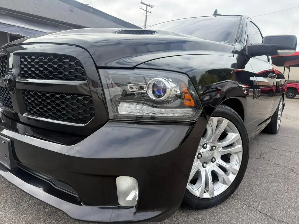 2017 RAM 1500 Night Regular Cab 6'4 photo 5