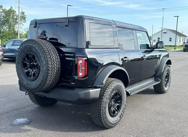 2025 Ford Bronco Outer Banks 4WD photo 3