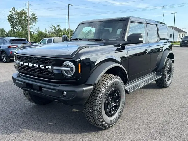 2025 Ford Bronco Outer Banks 4WD photo 4