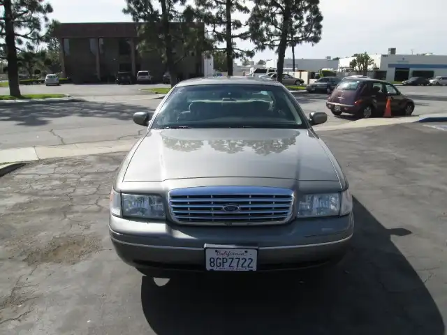 2001 Ford Crown Victoria's photo