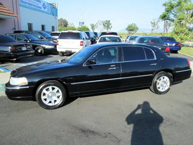 2011 Lincoln Town Car Executive Fleet L's photo