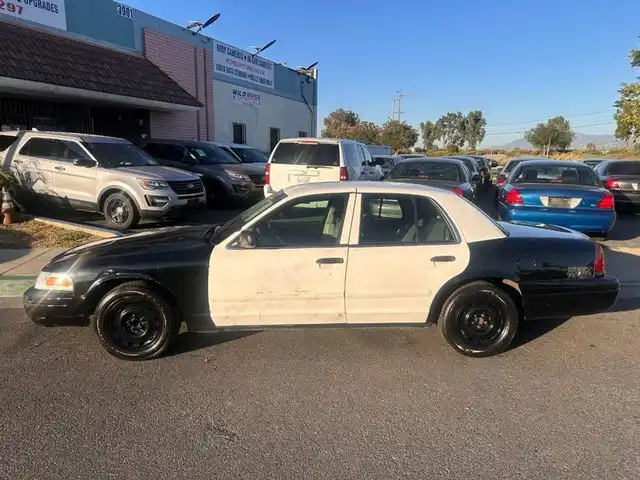 2003 Ford Crown Victoria Commercial Police Package (Fleet)'s photo