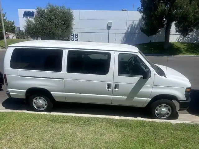 2009 Ford E-Series E-350 XL Super Duty's photo