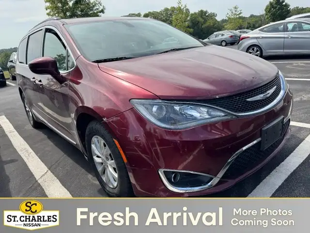 2017 Chrysler Pacifica Touring L photo 1